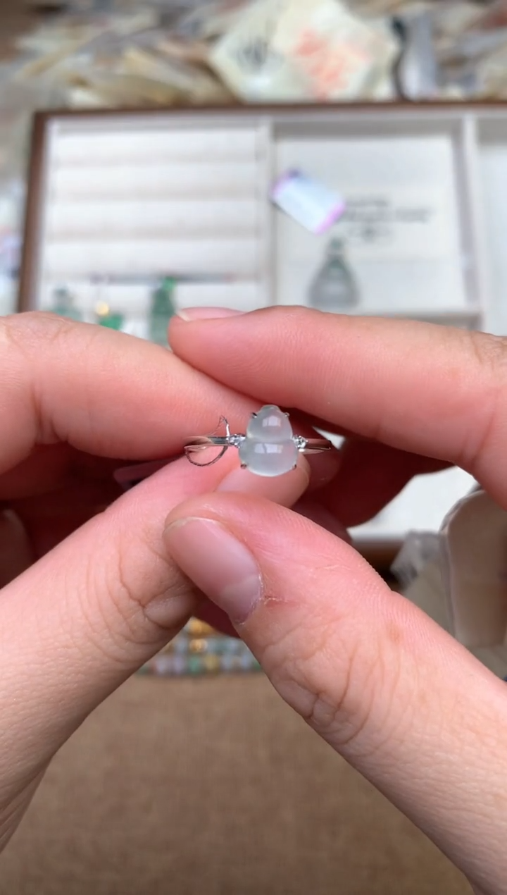 18K金镶嵌挂件翡翠— 