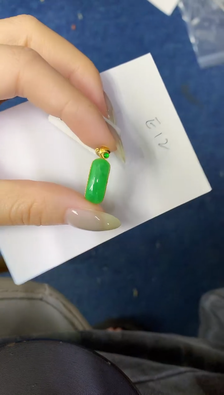翡翠18K金镶嵌颈饰缅甸天然翡翠A货