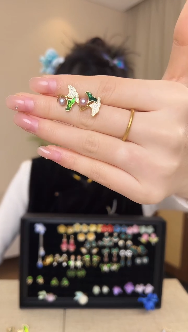 刺绣(****)银杏叶虫虫耳钉