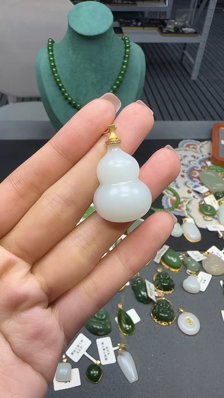 18K金镶嵌和田玉挂件 不含链