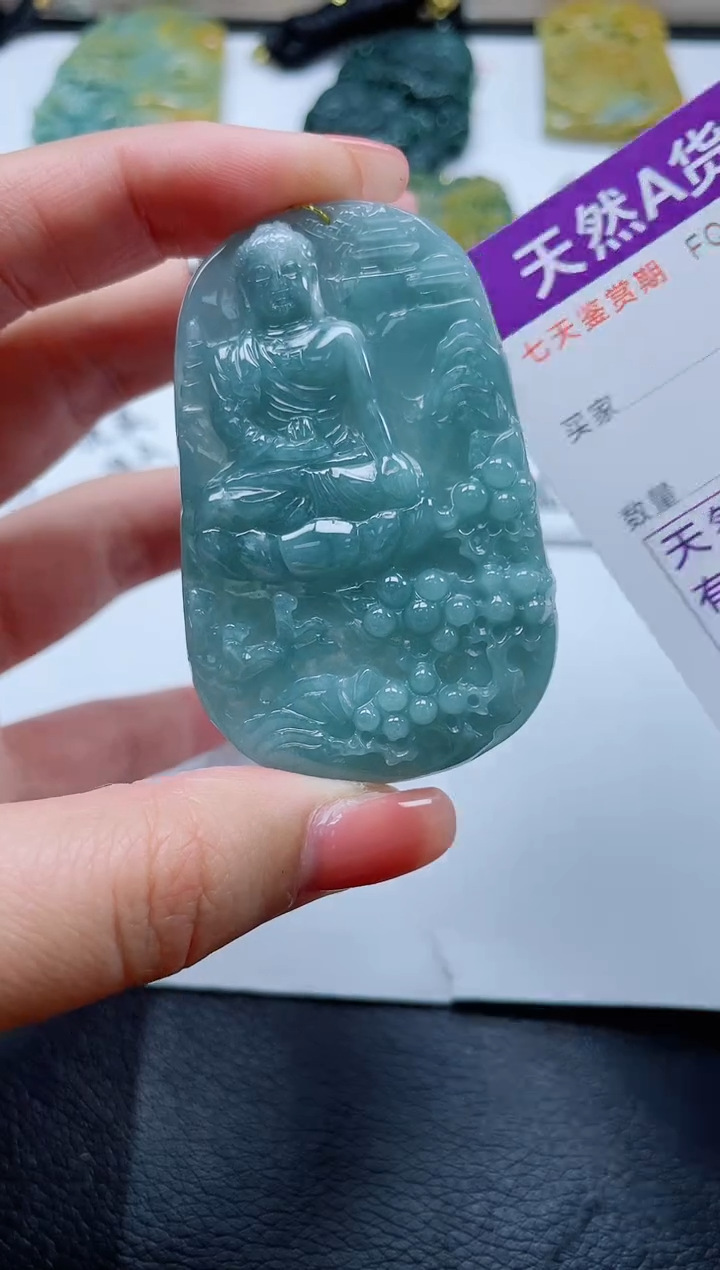 翡翠未镶嵌颈饰           