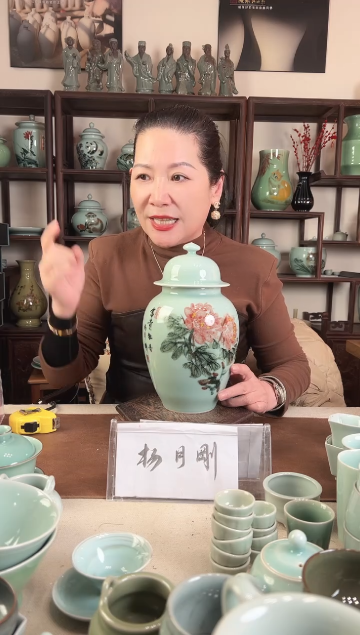 釉中彩 牡丹画 冬瓜盖罐