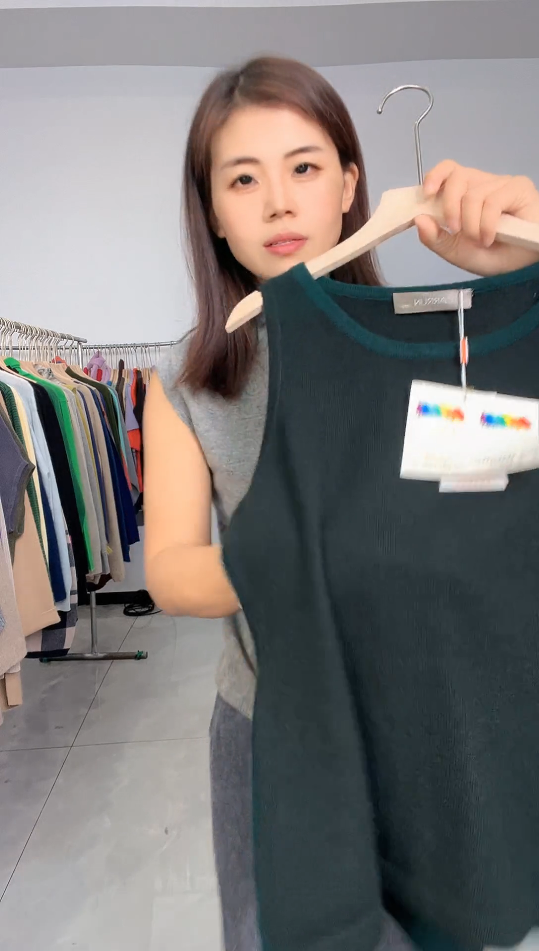 绿色撞色吊带羊绒背心