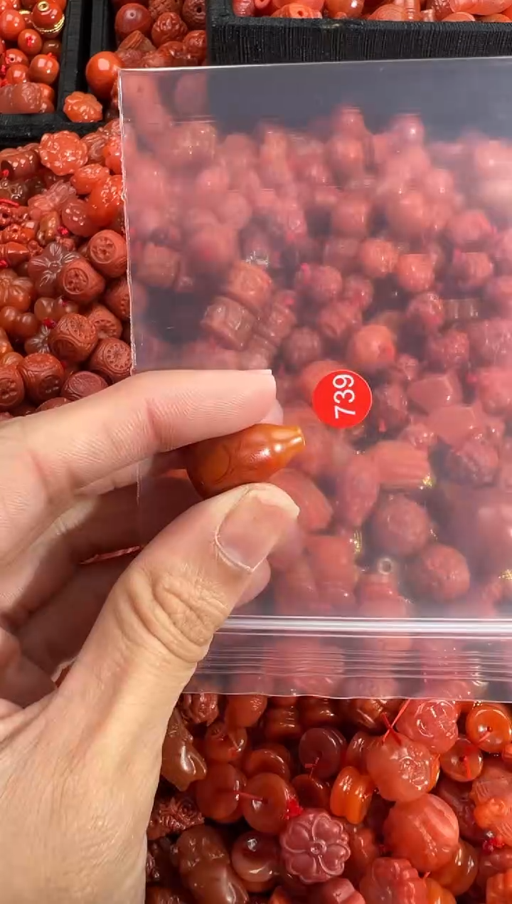 南红玛瑙未镶嵌颈饰1