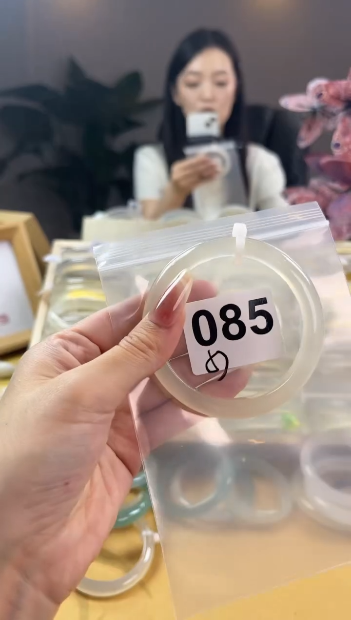 玛瑙/玉髓手镯未镶嵌085微瑕