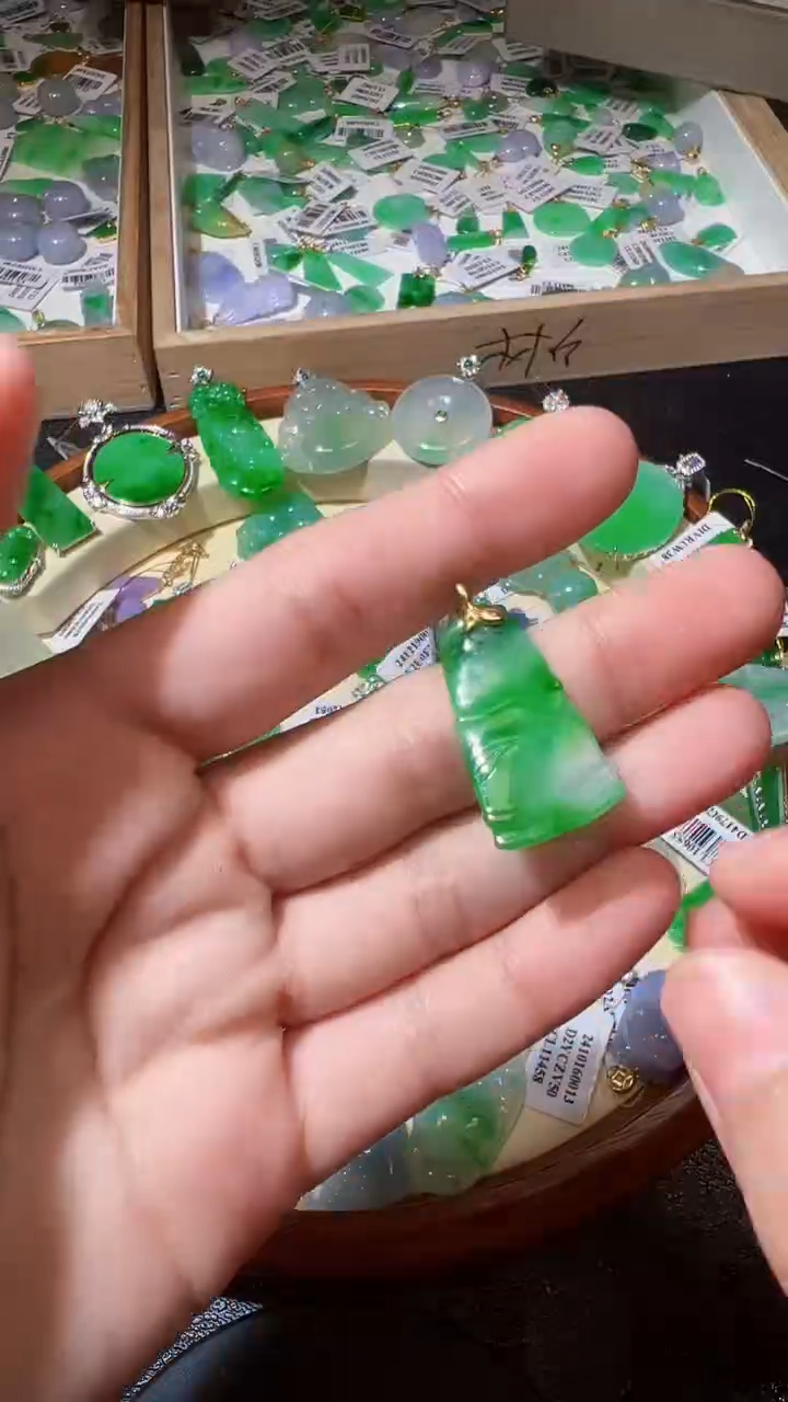 【闪购商品】翡翠颈饰18K金镶嵌我