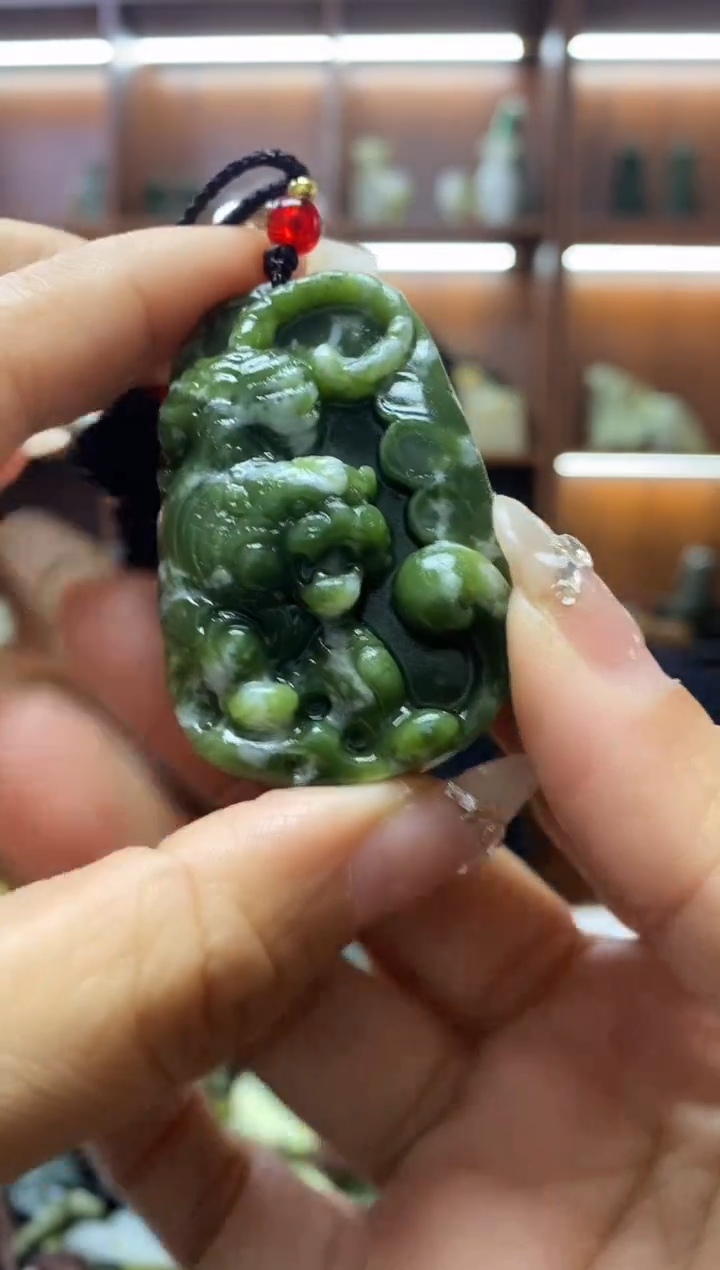 未镶嵌蛇纹石玉吊坠     