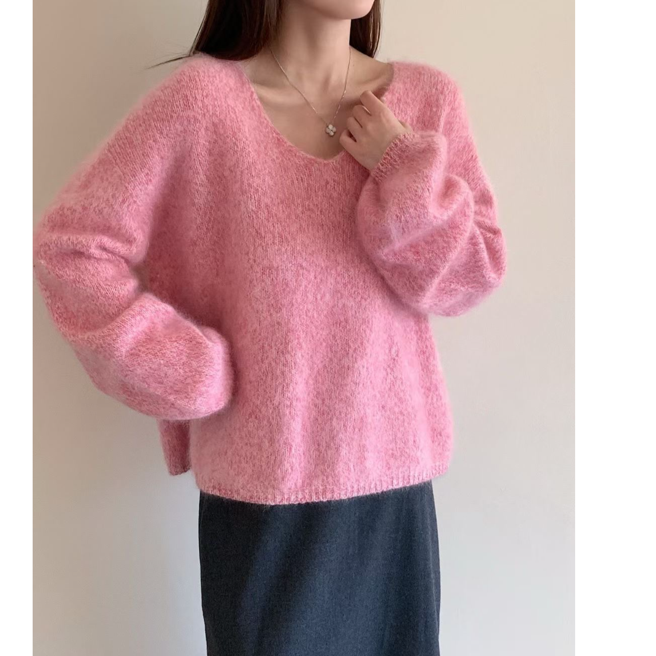 秋冬多巴胺慵懒风花纱V领毛衣女韩版纯色时尚百搭加厚打底针织衫