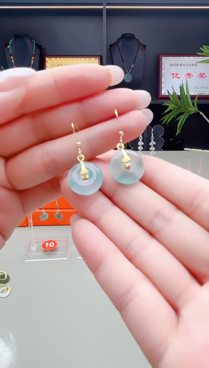 未镶嵌石英质玉（天山翠）耳钉111111