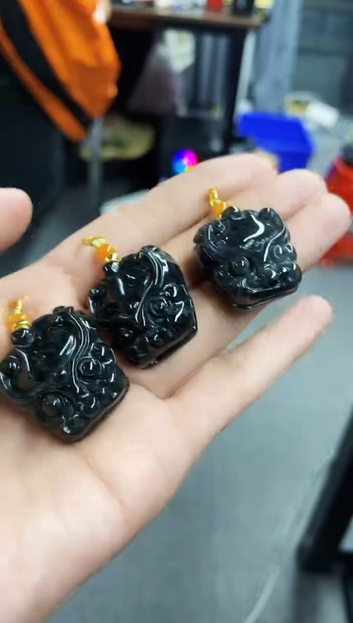 颈饰未镶嵌翡翠吊坠多样性发其一