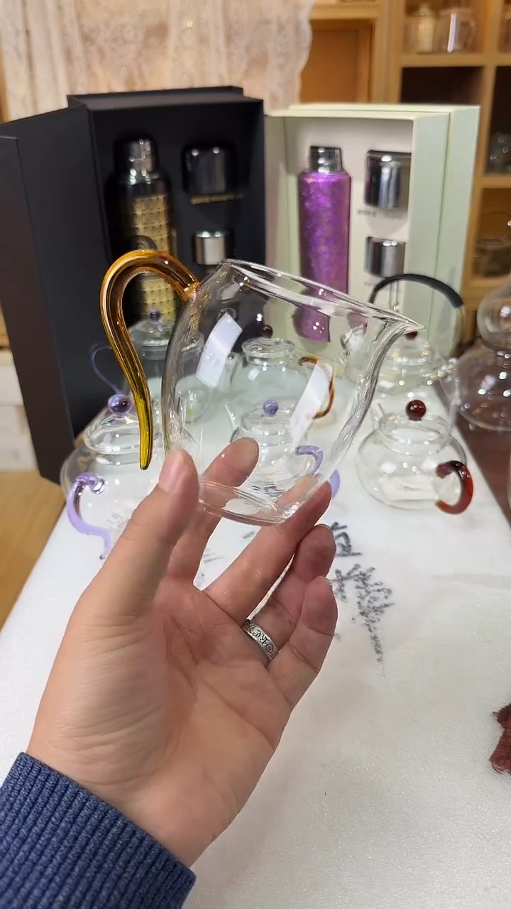 黄玲珑。。。。。。。。。。