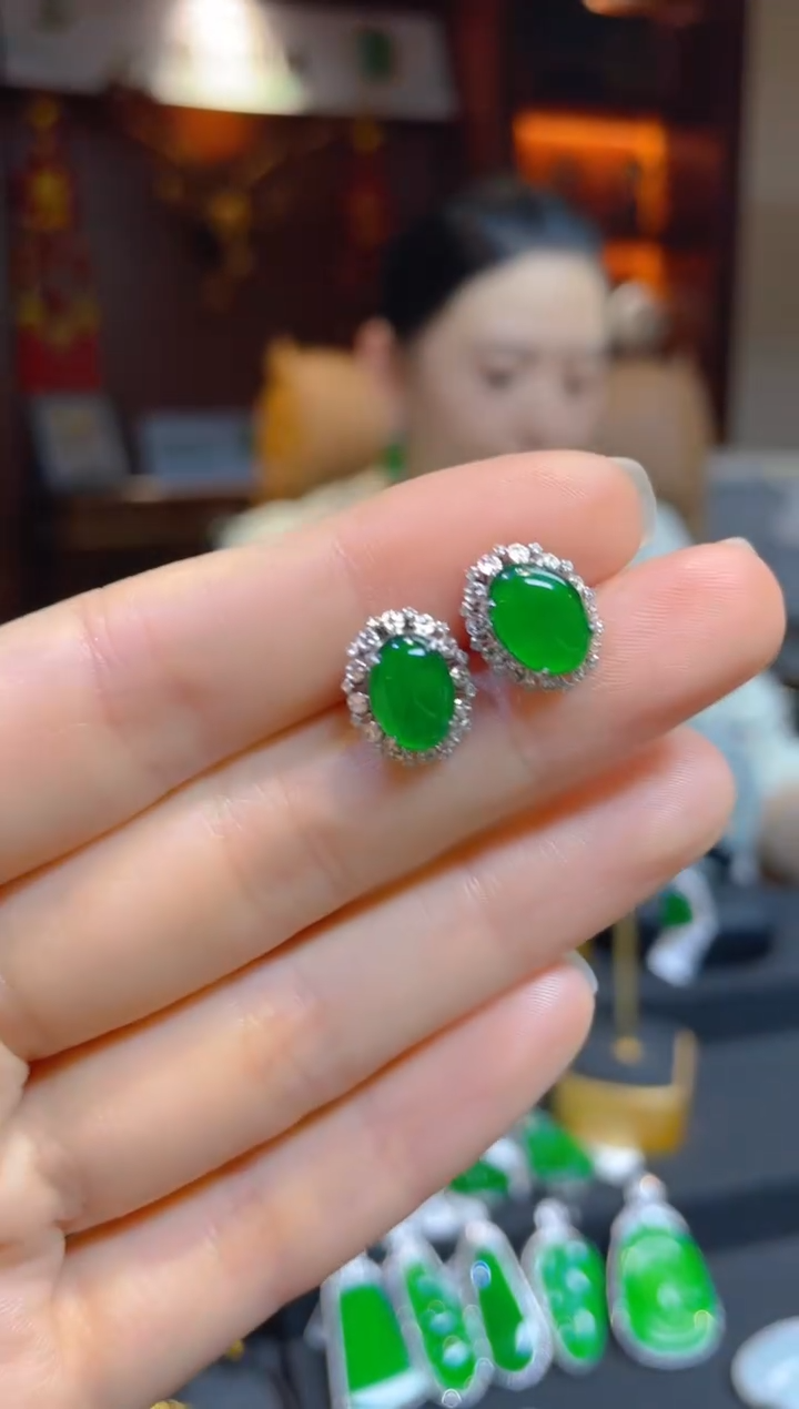 【闪购商品】翡翠耳饰18K金镶嵌118421天然A货翡翠蛋面耳钉