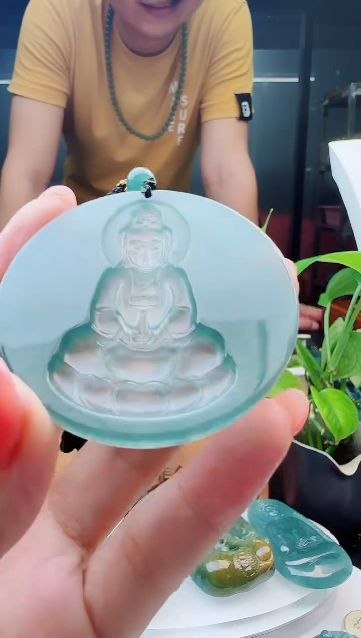 翡翠未镶嵌颈饰多样性发货其中一件