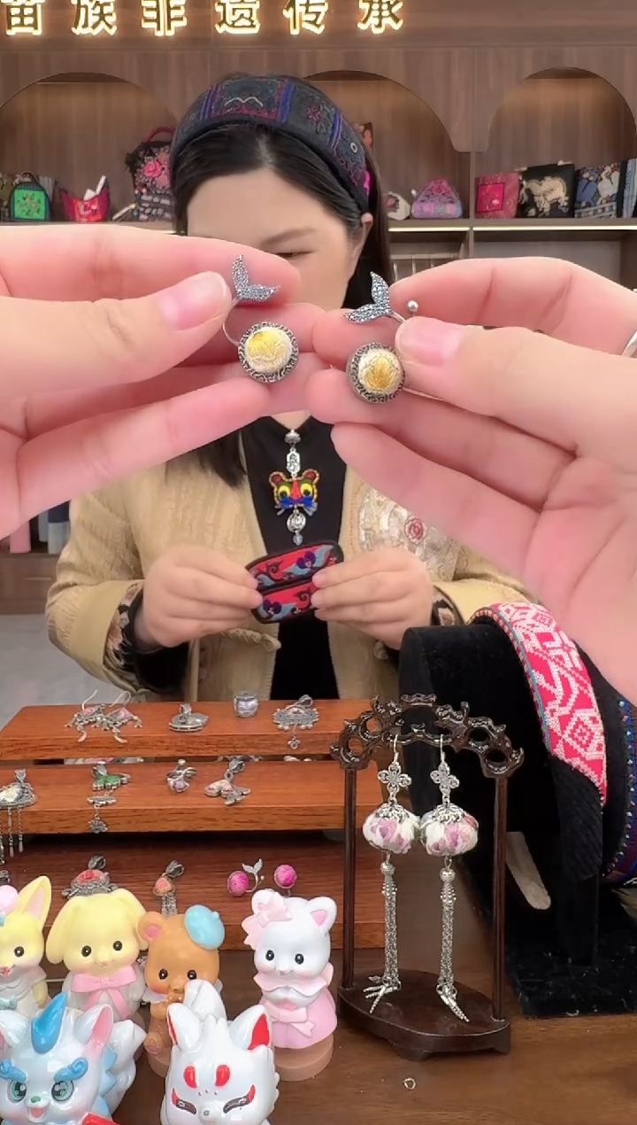 【闪购商品】织绣扶光苗绣传承76