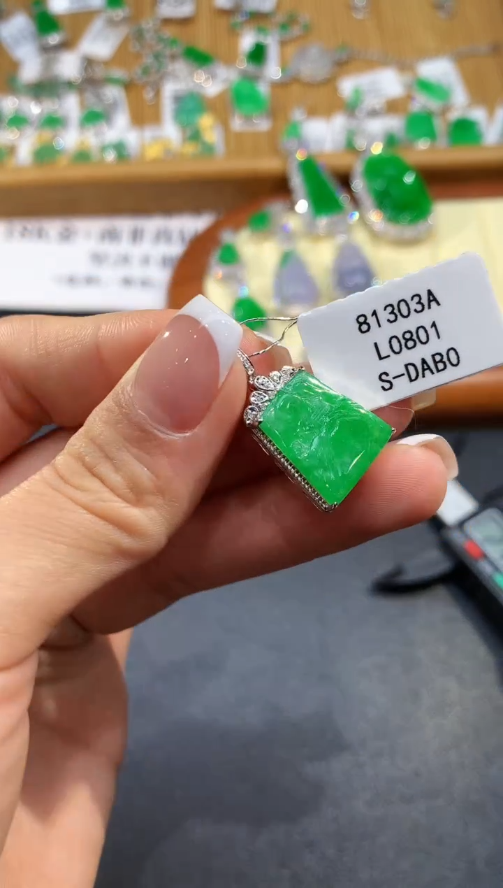 【闪购商品】翡翠吊坠(不含链)18K金镶嵌L0801