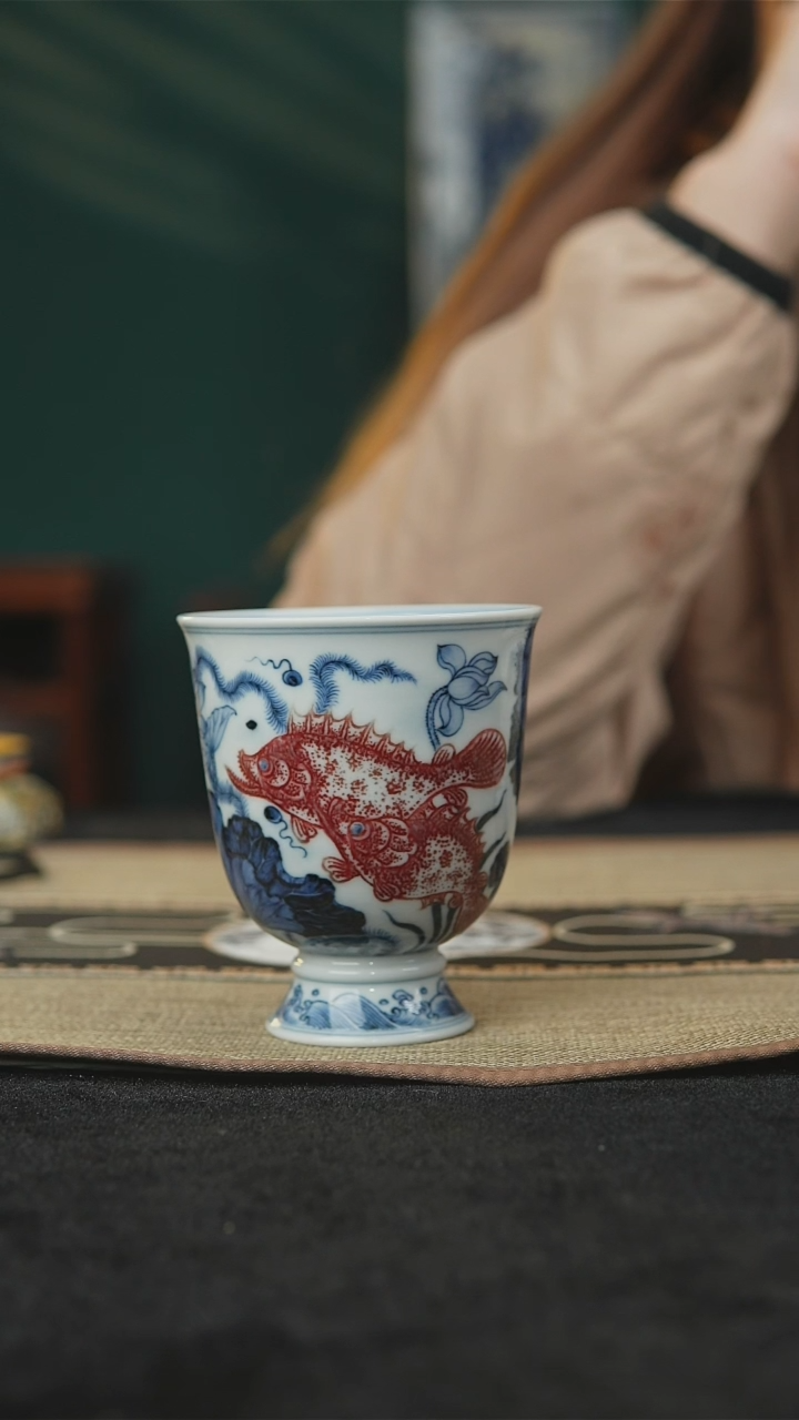 【闪购商品】青花釉里红鱼澡纹高脚杯
