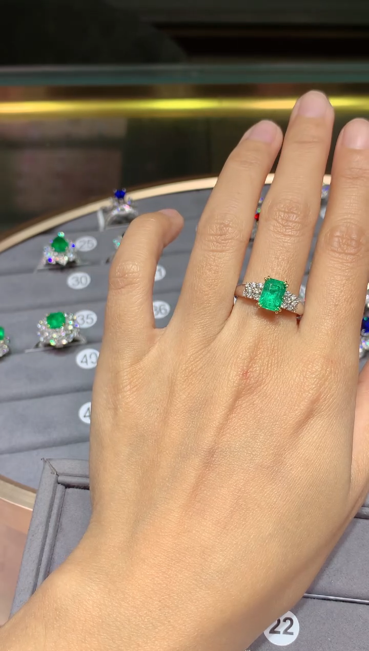 【闪购商品】祖母绿戒指18K金镶嵌1.6CT