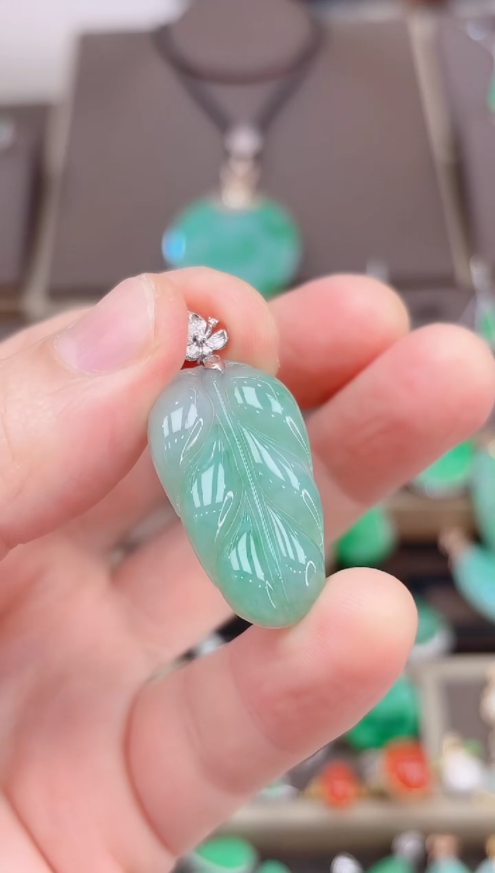 【闪购商品】翡翠吊坠(赠链)18K金镶嵌叶子吊坠