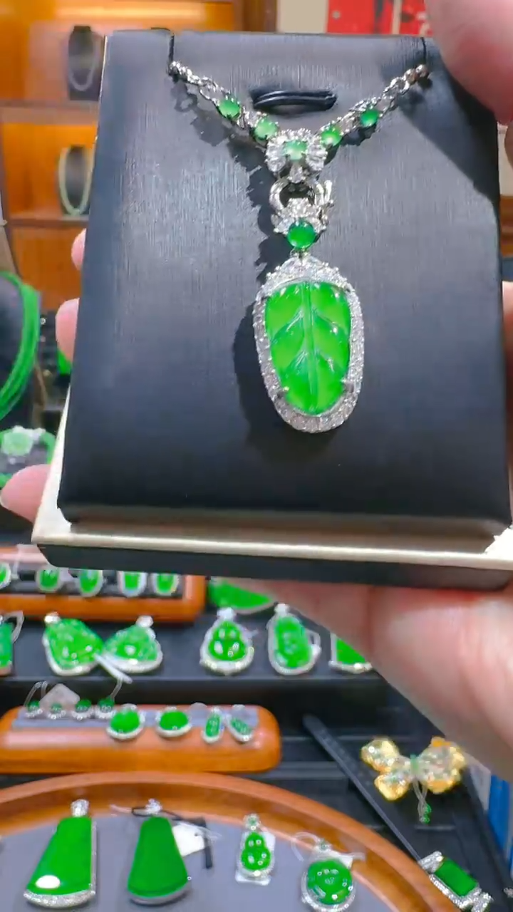 【闪购商品】翡翠吊坠(赠链)未镶嵌天然A货翡翠