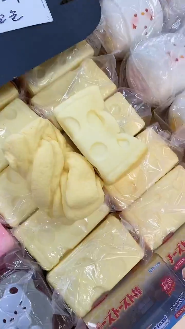 哈吉米奶酪（颜色随机）+麻花面包，默认瑕疵无售后