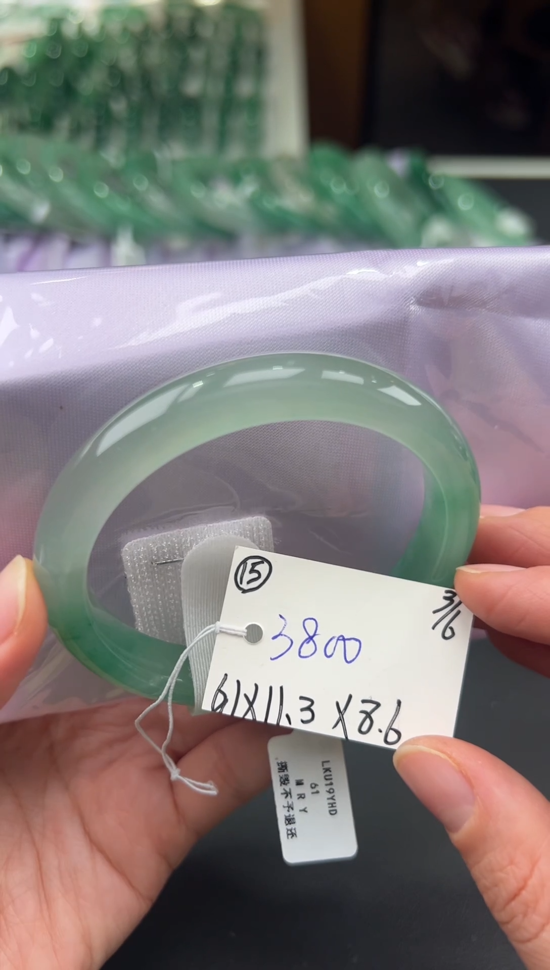 【闪购商品】石英质玉手镯未镶嵌非洲翠拍下联系小耳机看购买须知！