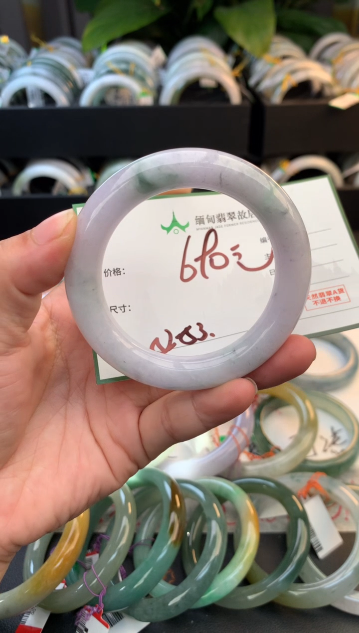 未镶嵌定制翡翠毛货需精细抛光+多人