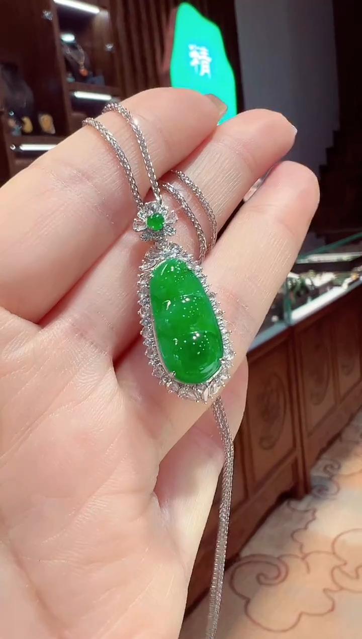 【闪购商品】翡翠吊坠(赠链)18K金镶嵌翡翠吊坠