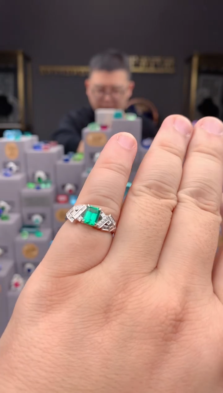 【闪购商品】祖母绿戒指18K金镶嵌81分祖母绿戒指