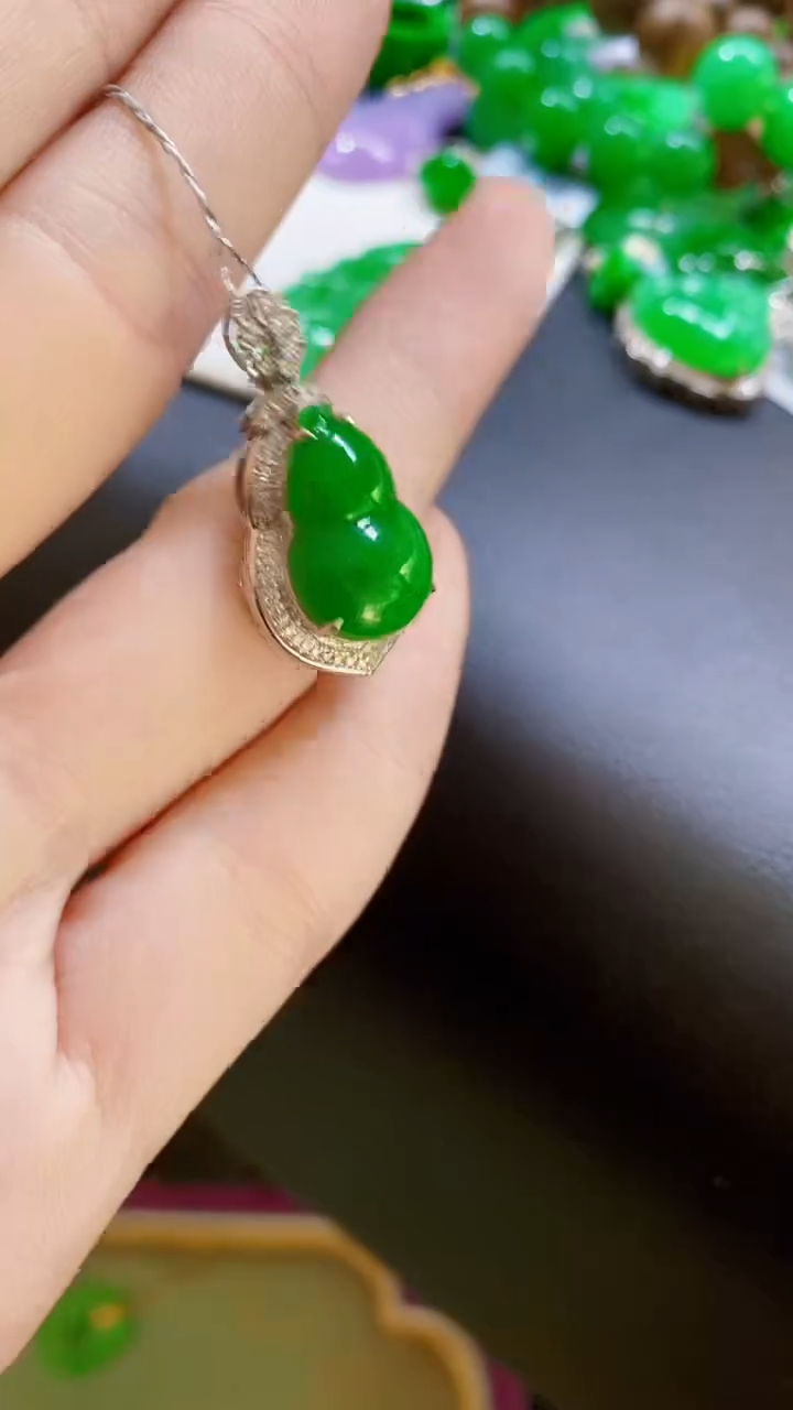 颈饰18K金镶嵌翡翠熙*葫芦