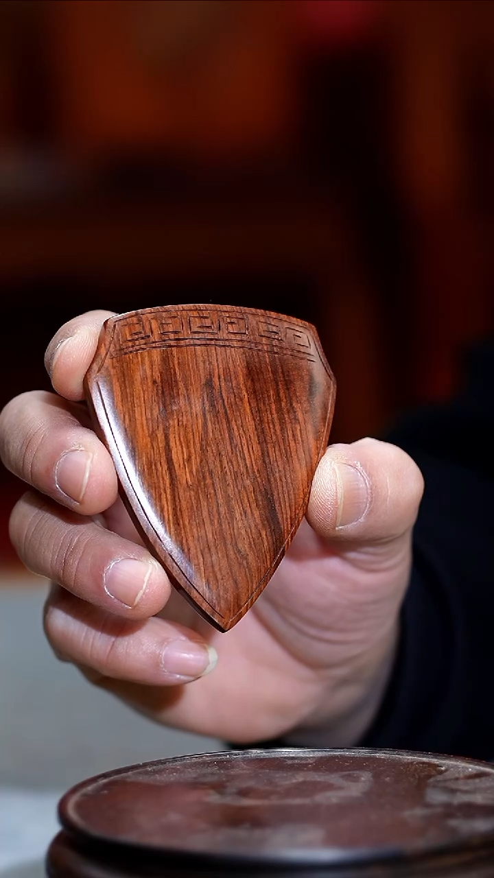 手串/手链黄花梨/降香黄檀海黄盾牌8*6.5*0.65把件HHL454