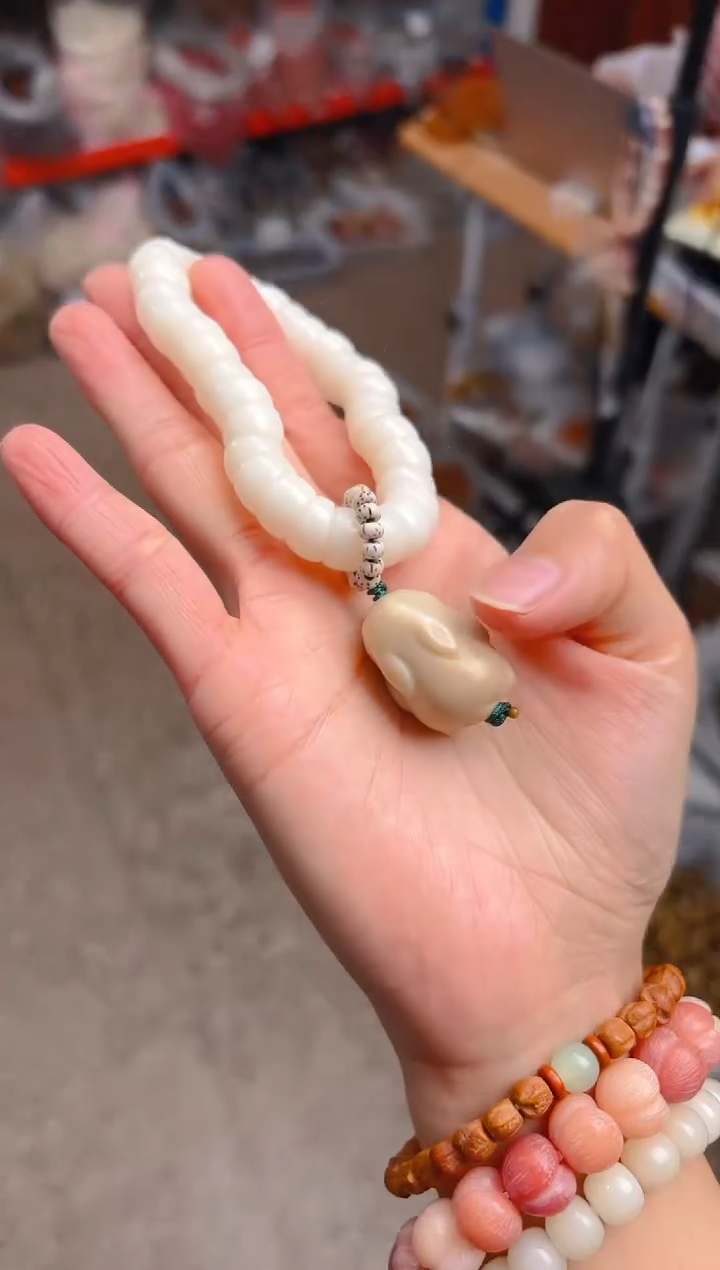 吊坠菩提根/象牙果白色大肠 风化兔