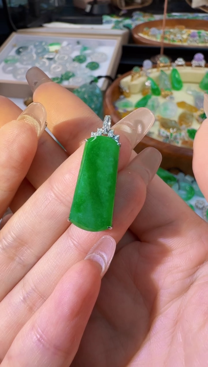 【闪购商品】翡翠颈饰18K金镶嵌缅甸翡翠A货吊坠