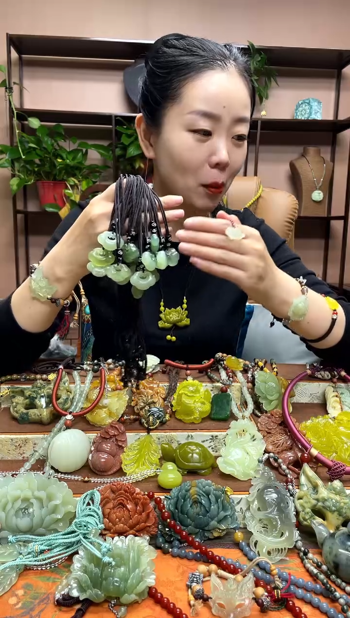未镶嵌岫玉吊坠多样性发货发其中之一