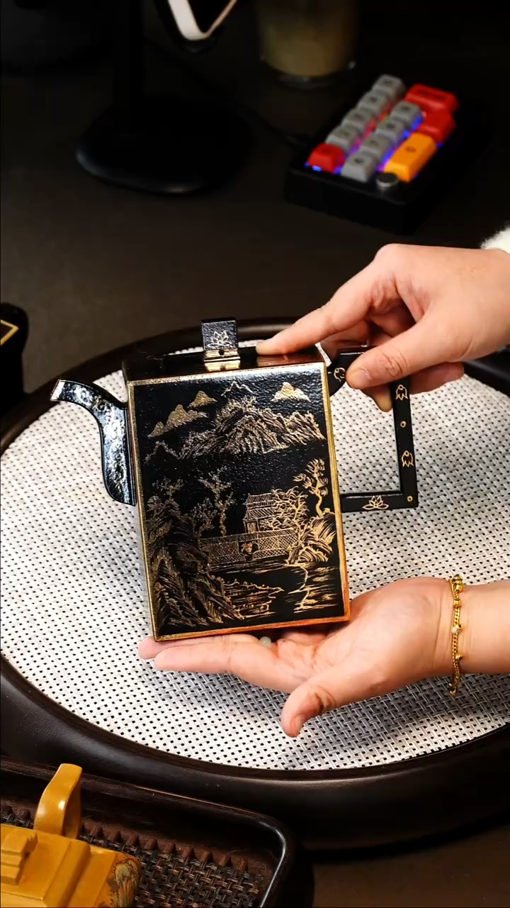 茶壶紫砂【顾海荣】紫泥高四方   750CC