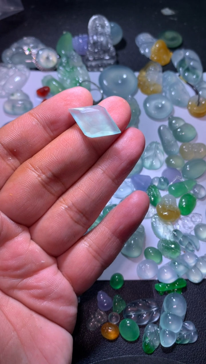 【闪购商品】翡翠颈饰未镶嵌切割