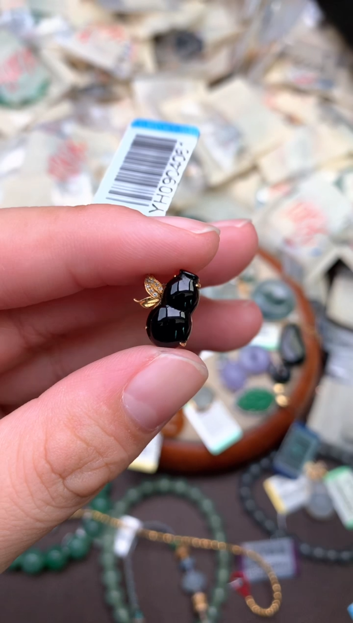 18K金镶嵌挂件翡翠— 