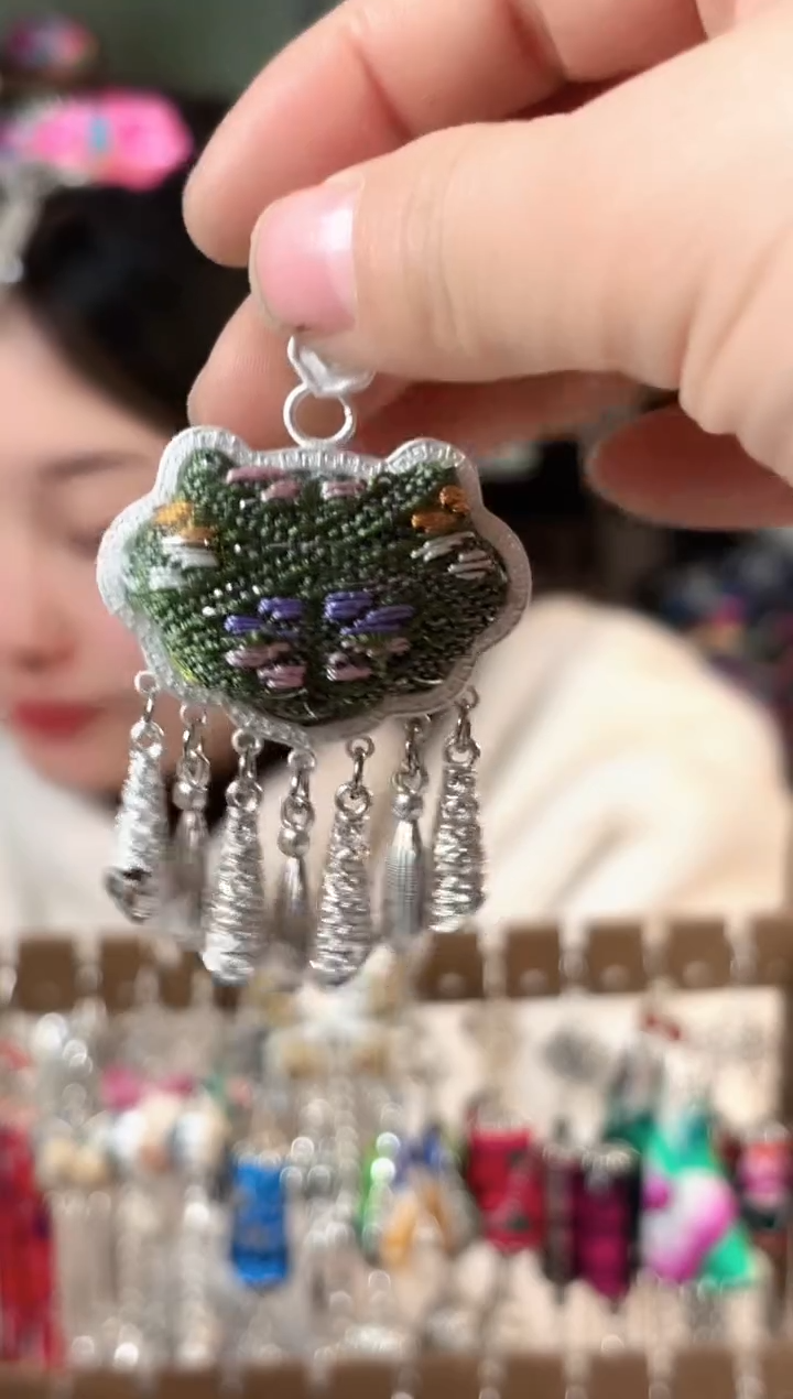 彩云南阁非遗老绣苗银饰品814