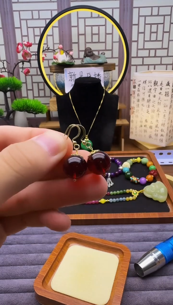 14K金镶嵌血珀耳饰E329