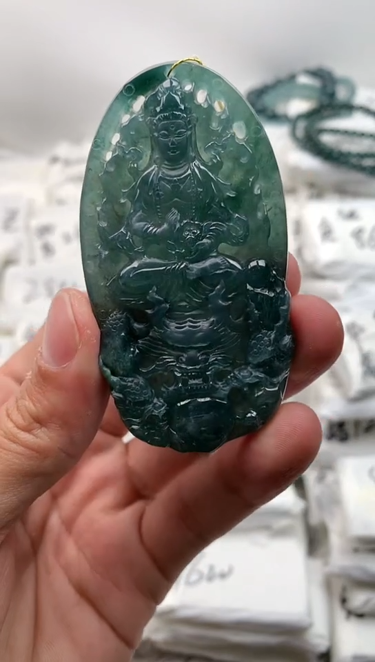 翡翠未镶嵌颈饰大势至