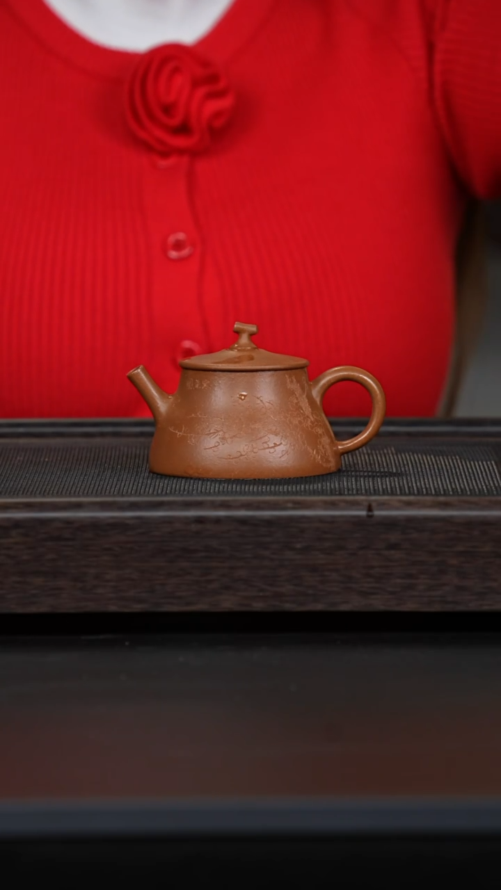 【闪购商品】紫砂茶壶葵黄段刻绘笠帽