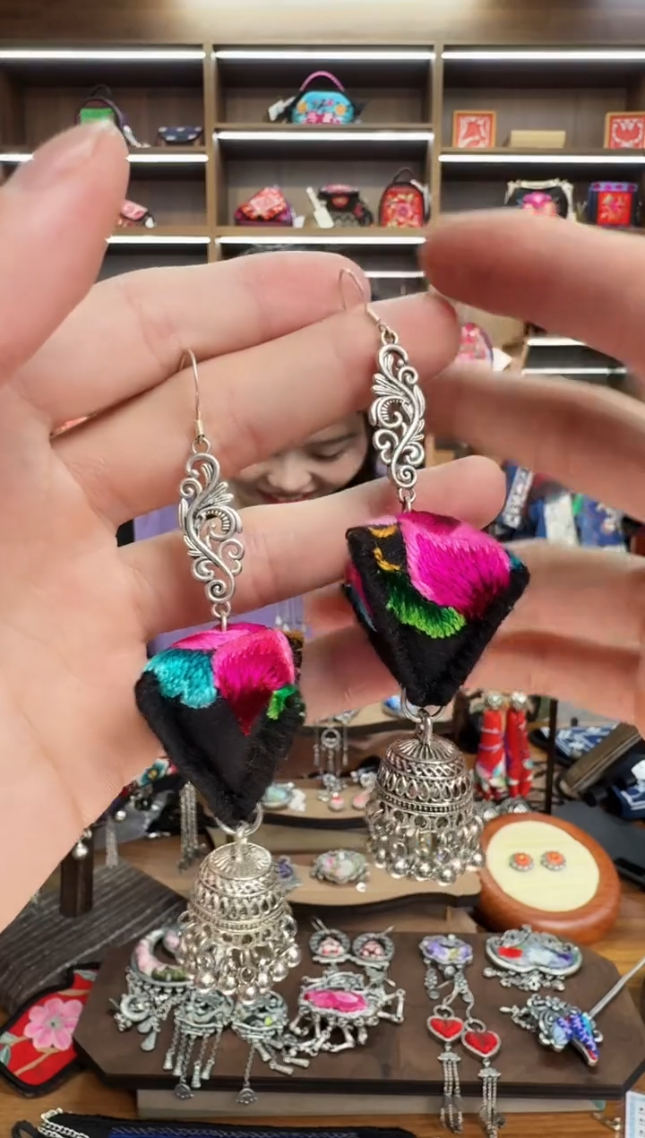 【闪购商品】织绣141蒙阿苏苗绣传承