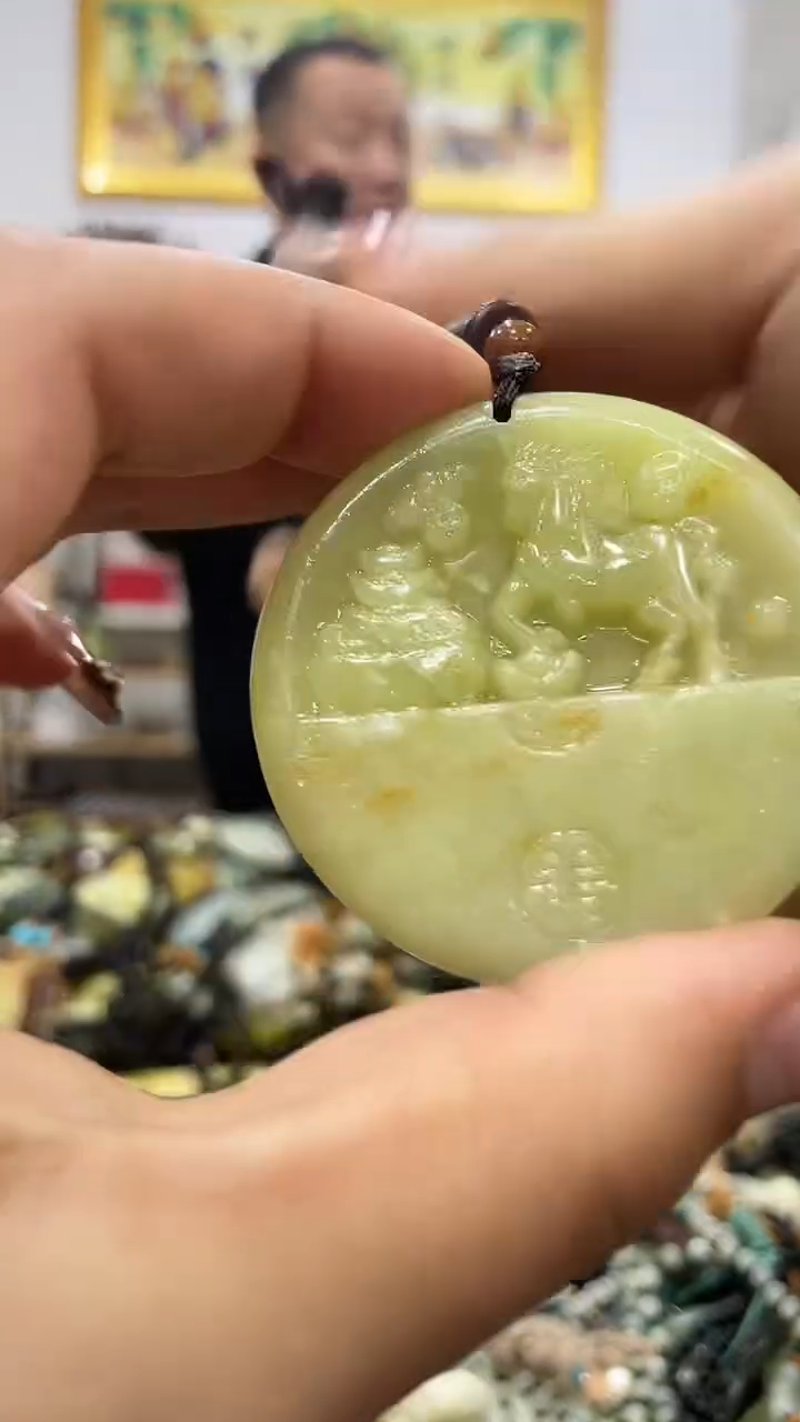 未镶嵌蛇纹石玉颈饰 