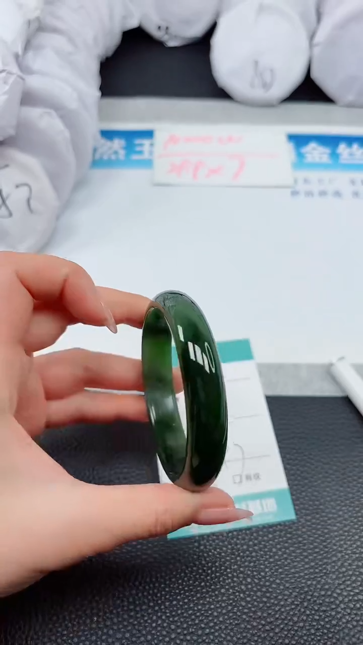 【闪购商品】和田玉手镯未镶嵌A70