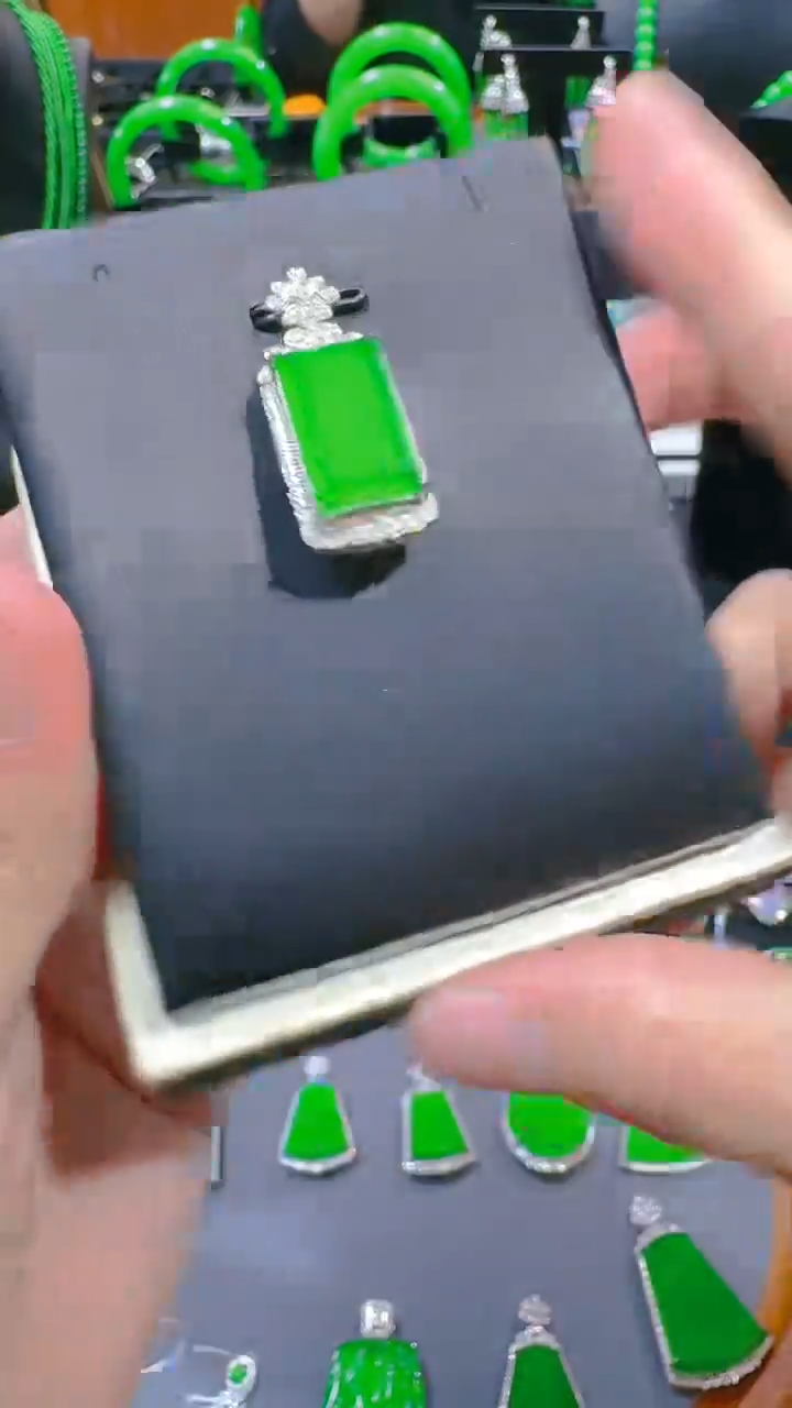 【闪购商品】翡翠吊坠(赠链)18K金镶嵌天然A货翡翠