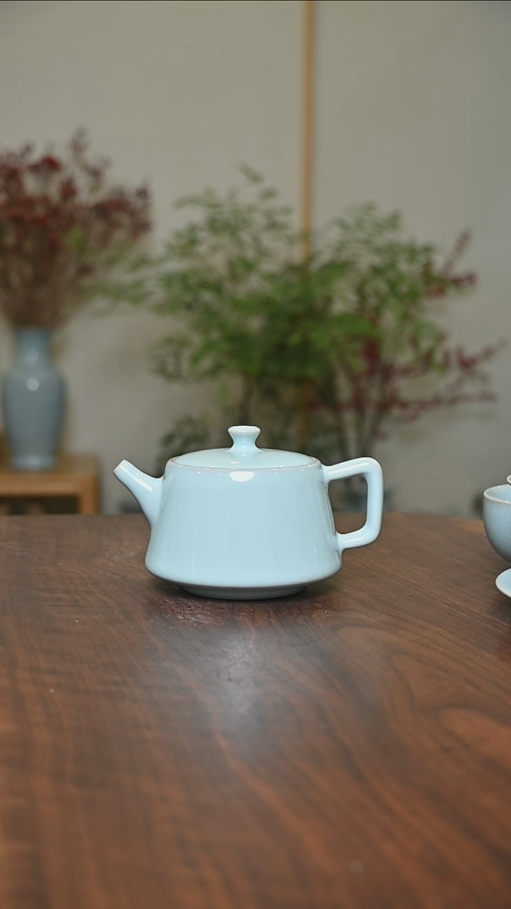 【闪购商品】其他天青釉朱法喜款手拉井栏壶200毫升一级