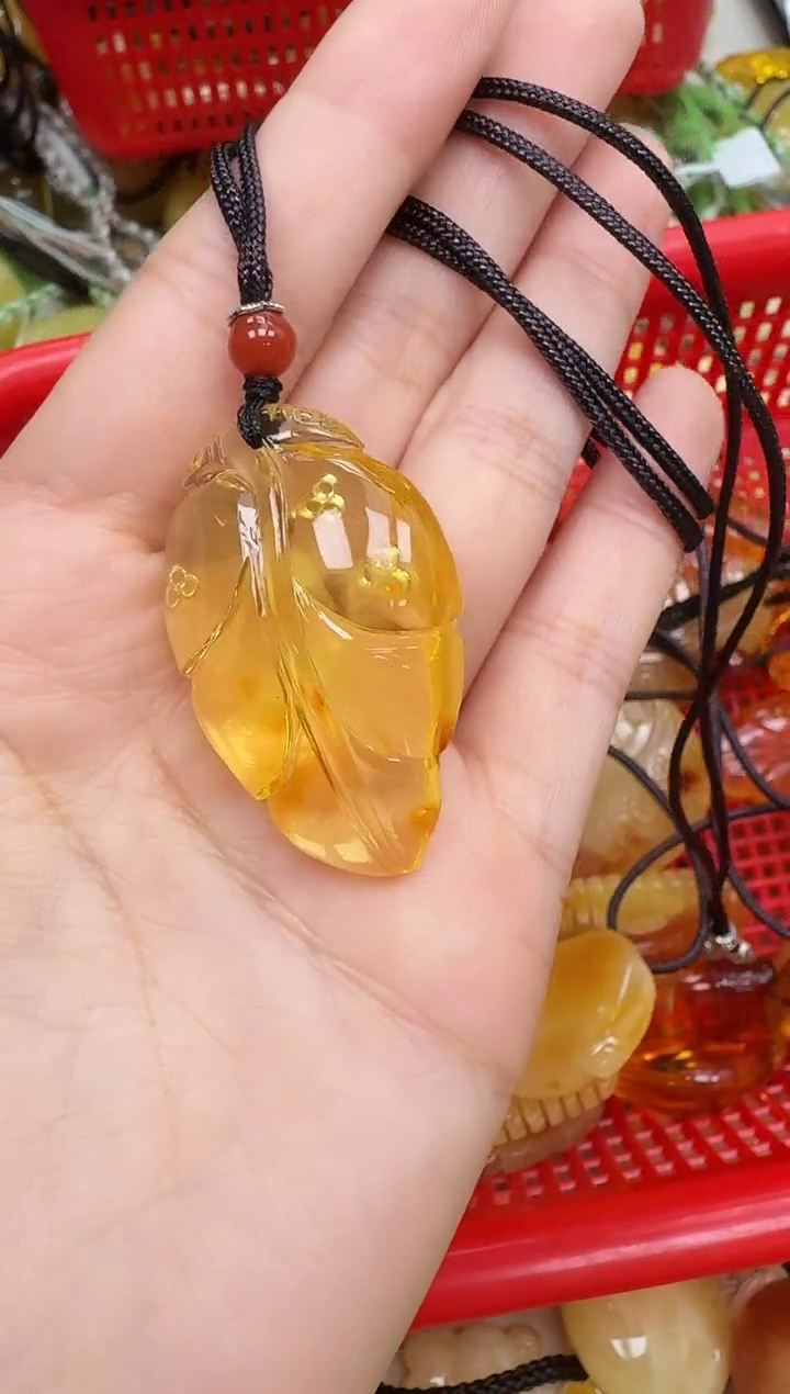 未镶嵌琥珀裸石如图