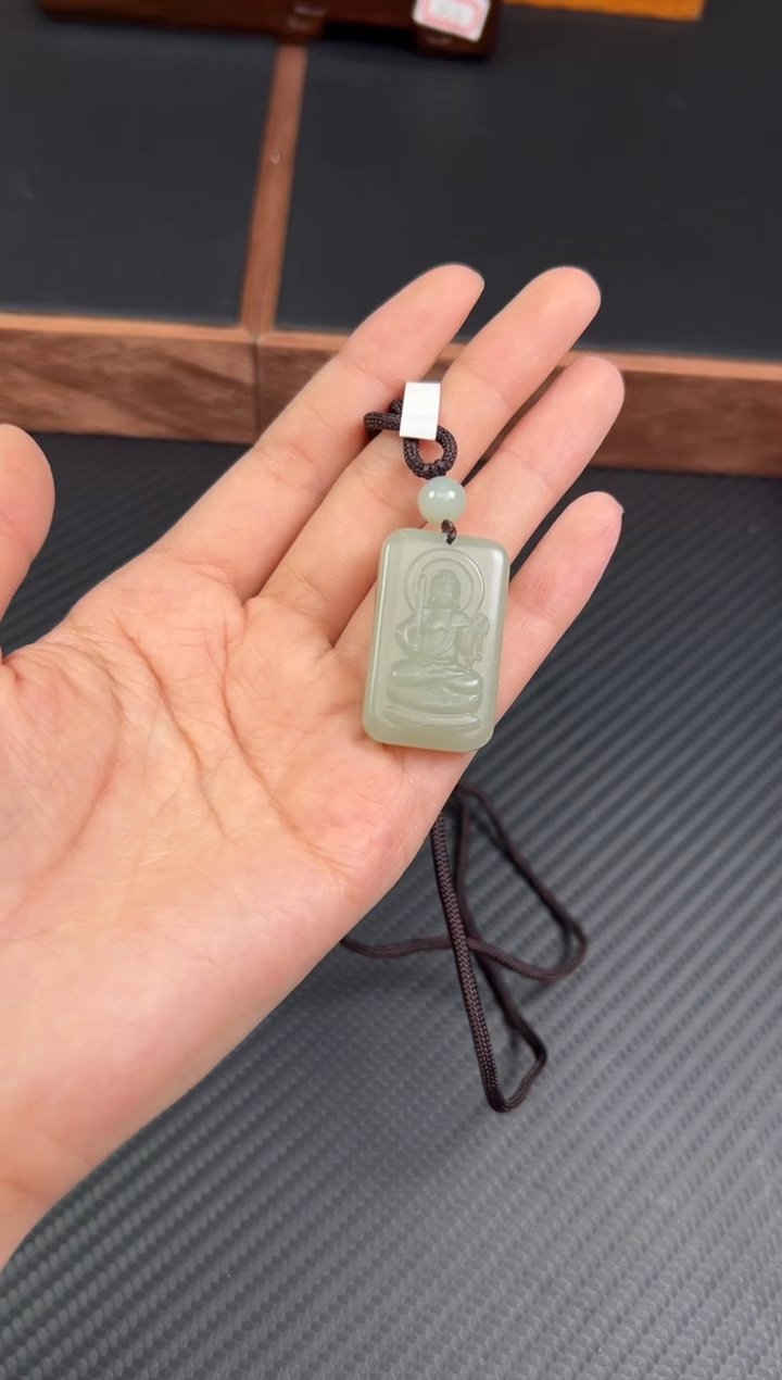 和田玉未镶嵌吊坠(赠链)且末微色差近矿 j