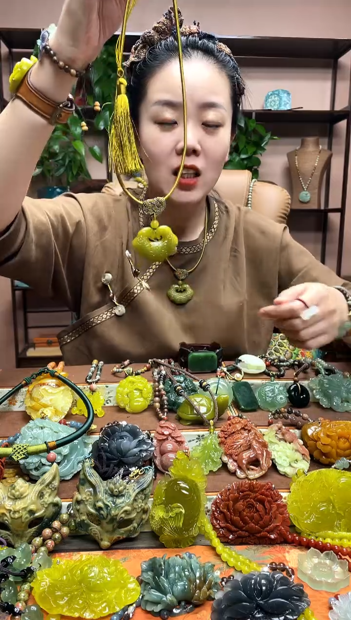 未镶嵌岫玉颈饰多样性发货发其中之一