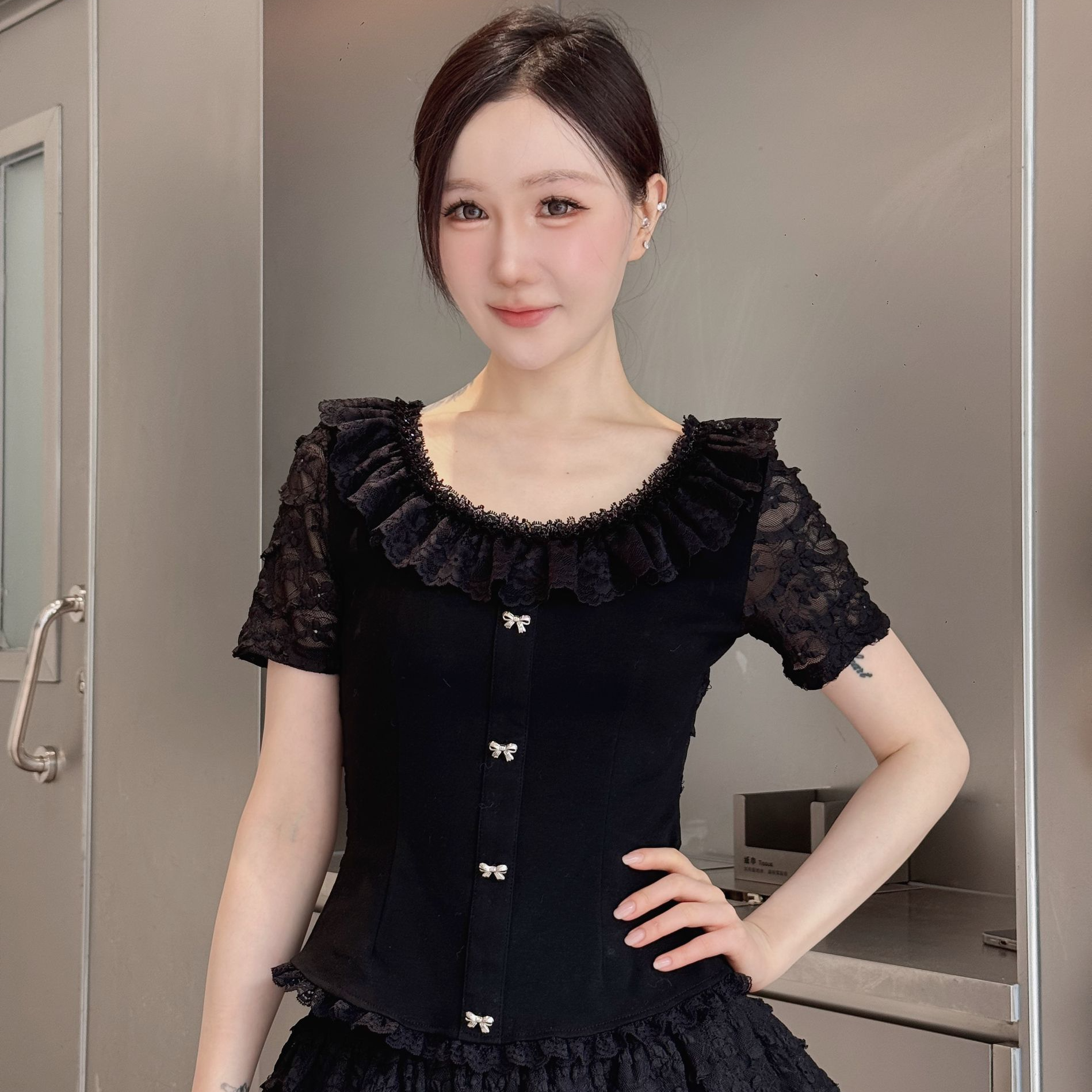 鱼鳞蕾丝花边性感短袖收腰T恤蝴蝶结装饰扣弹力显瘦修身短款百搭