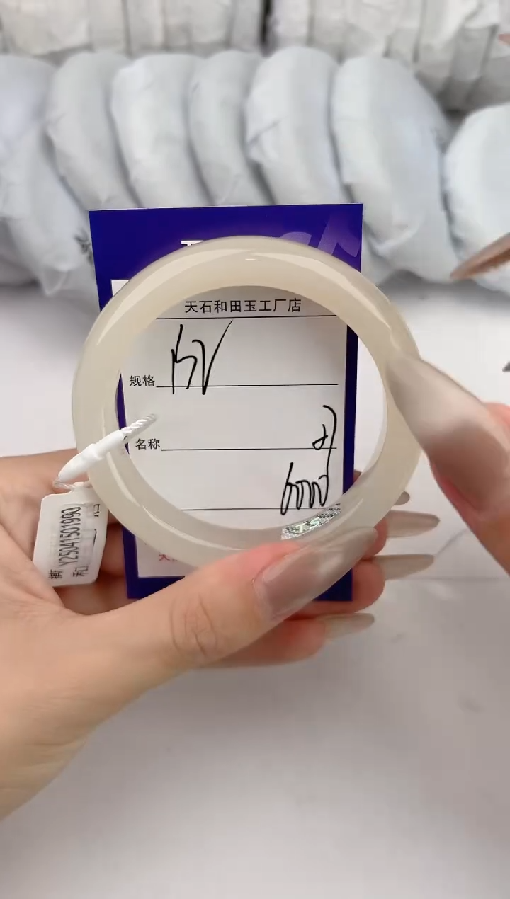 和田玉手镯未镶嵌132颜色微差无瑕疵